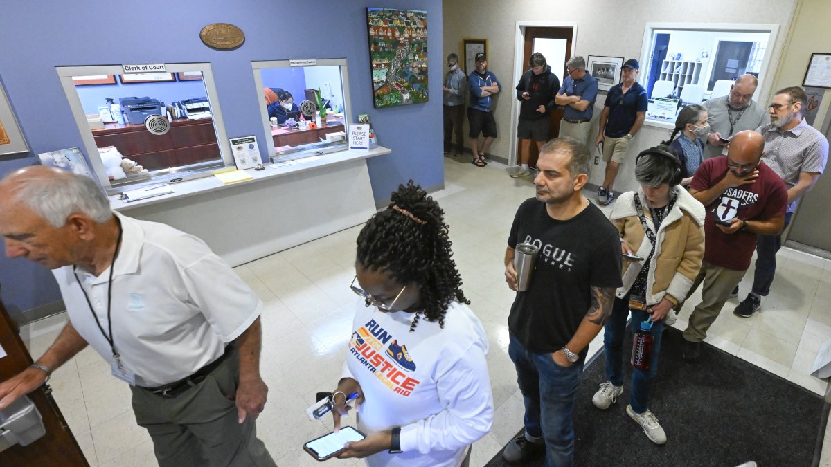 Personas acuden a votar en Avondale Estates, Georgia, este martes 8 de noviembre de 2022. EFE/