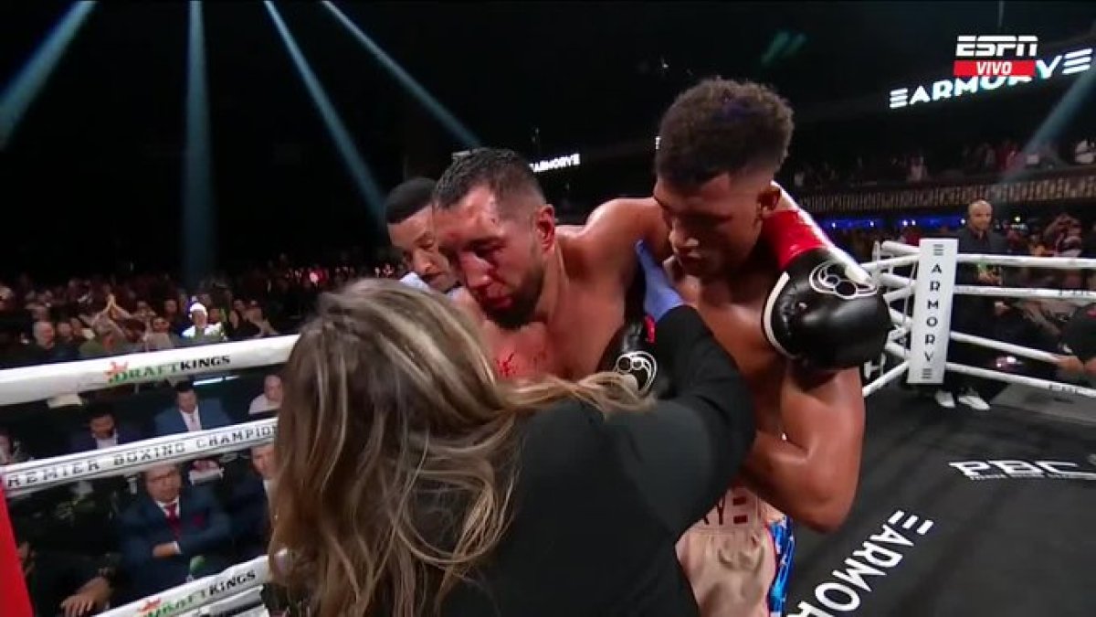 El kazajo de 30 años iba invicto en su carrera profesional. Su rival lo ayudó a salir del ring.