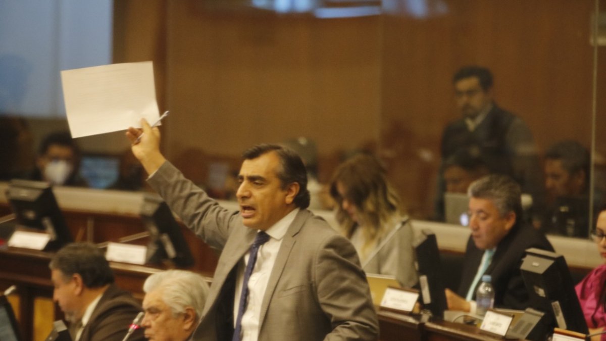 El asambleísta Ramiro Narváez fue el encargado de proponer la moción para la resolución.