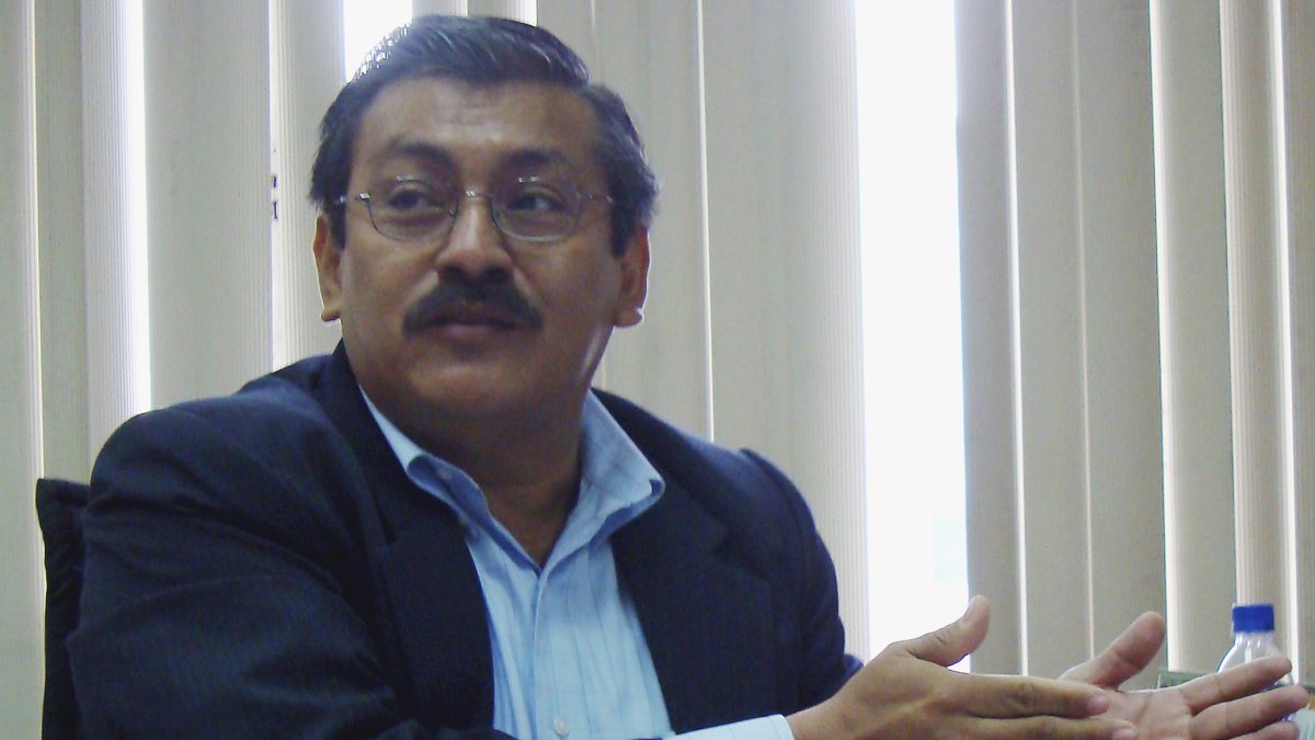 El juez Juan Paredes en una oficina. Después de diez años sigue en la Función Judicial.