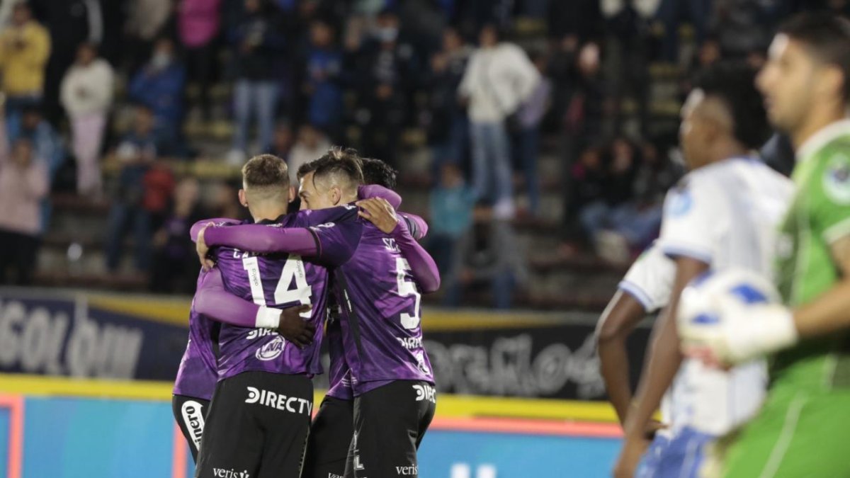 Mateo Carvajal celebra junto a sus compañeros el gol que anotó al minuto 2 del partido ante 9 de Octubre
