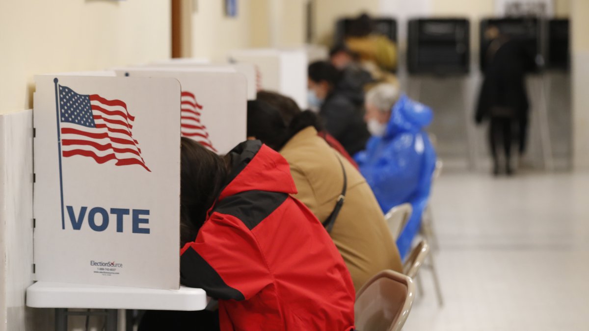 Los votantes marcan sus papeletas en el centro de votación dentro del Ayuntamiento de San Francisco, California, este 8 de noviembre de 2022.