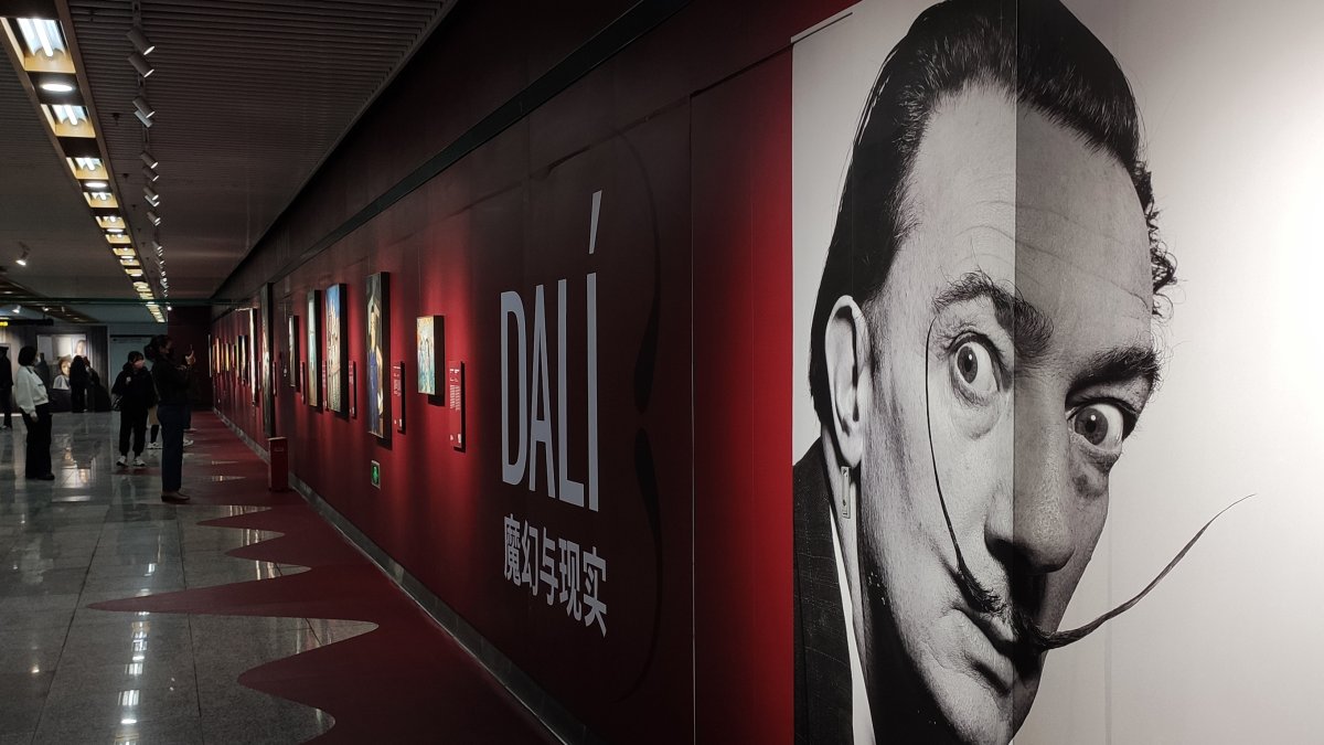 Salvador Dalí conquista el metro de Shanghái