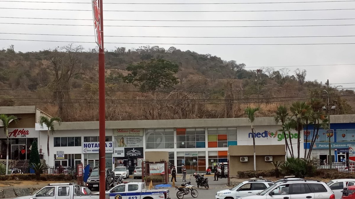Un policía fue baleado en los exteriores de una plaza comercial de la avenida a Daule.