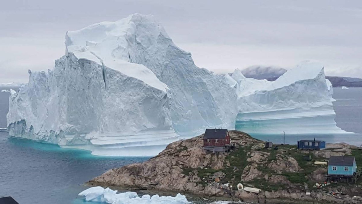 En la imagen de archivo, vista general de un iceberg situado al lado de la aldea de Innaarsuit, en el municipio de Avannaata, Groenlandia.