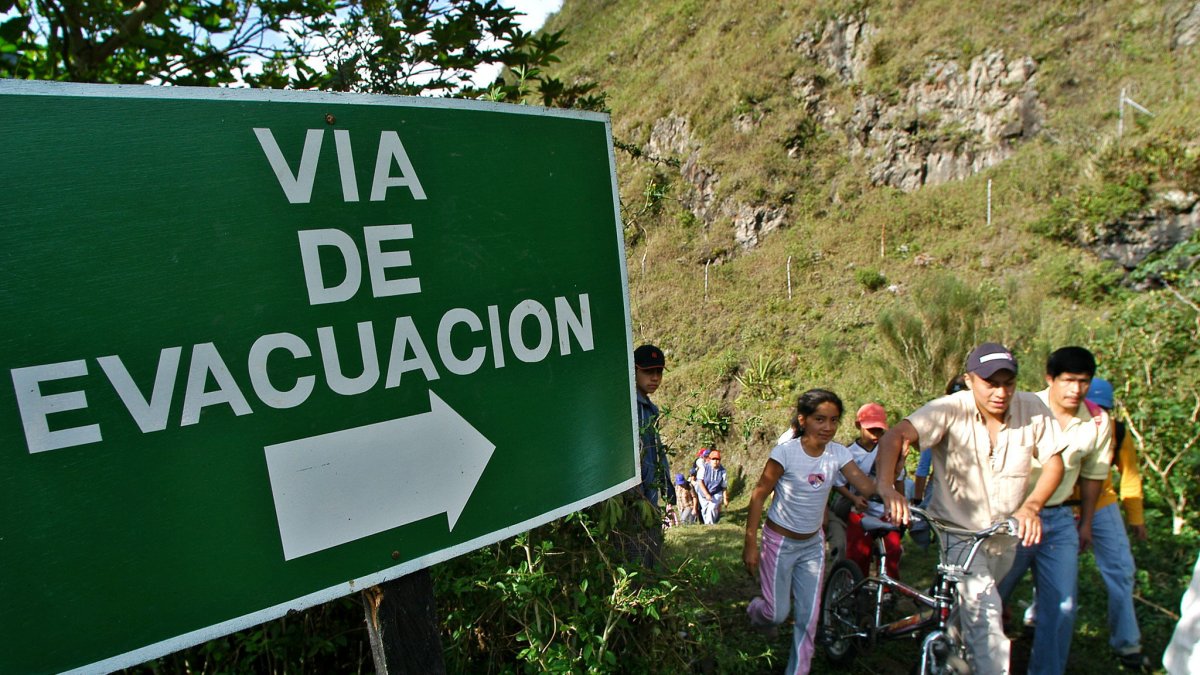 Fotografía de archivo en la que se registró a varios participantes de un simulacro de evacuación durante un eventual sismo en Ecuador.