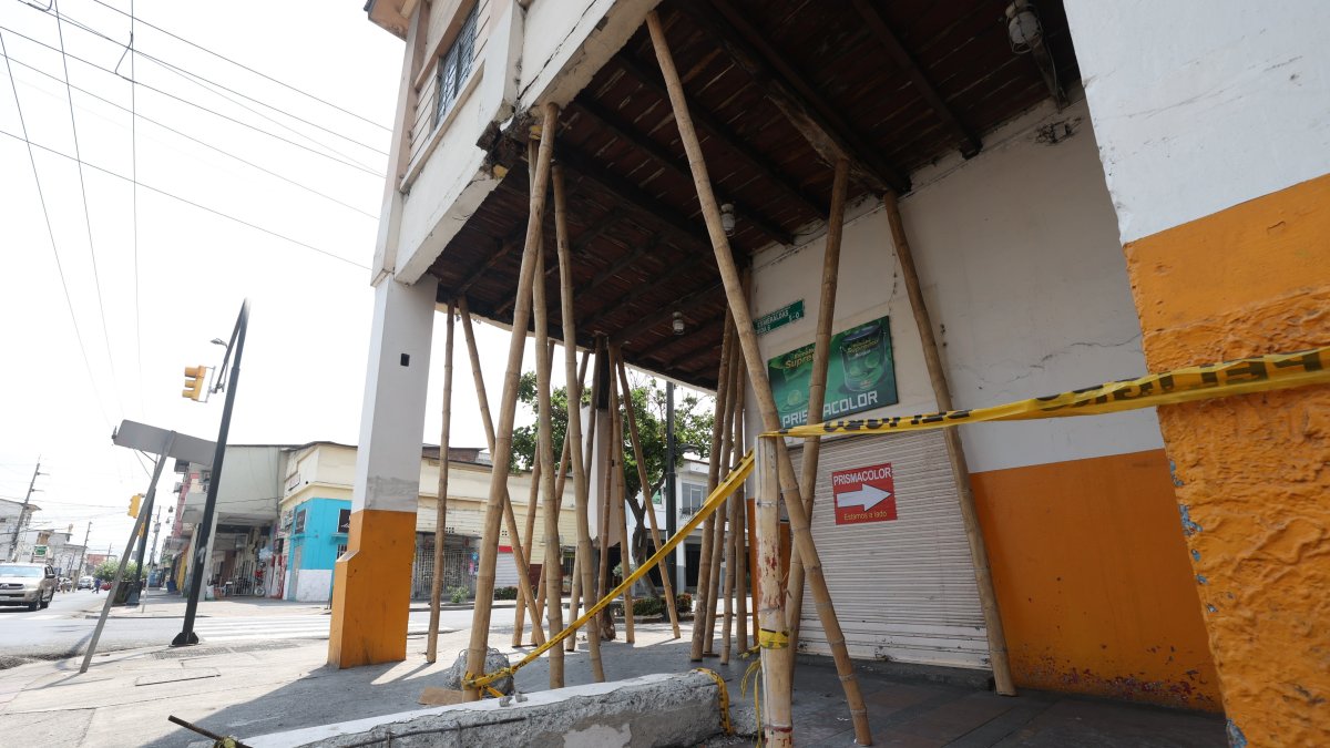 El inmueble a punto de colapsar está ubicado en Esmeraldas y Portete.