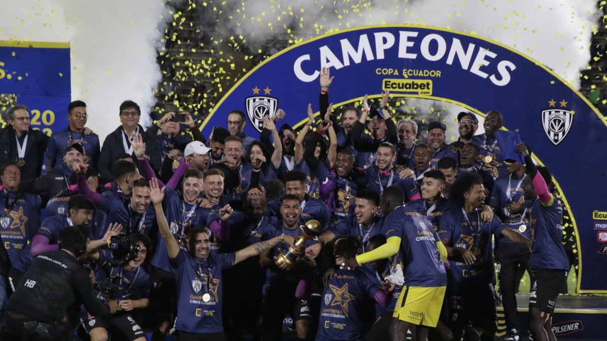 Los jugadores de Independiente del Valle y la celebración tras ganar la Copa Ecuador, título que suman a la corona de la Copa Sudamericana que alcanzaron en octubre.