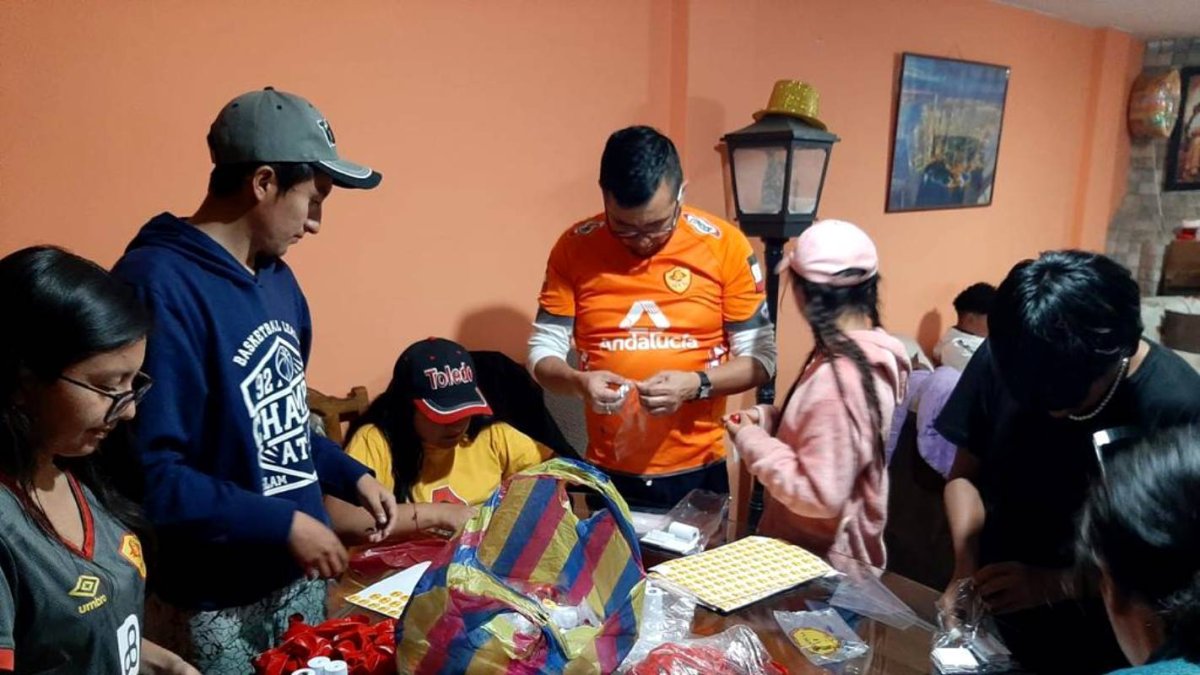 Los aficionados aprovecharon el feriado para armar fundas con picadillo, cintas de papel y globos, para ser utilizados en la gran final.