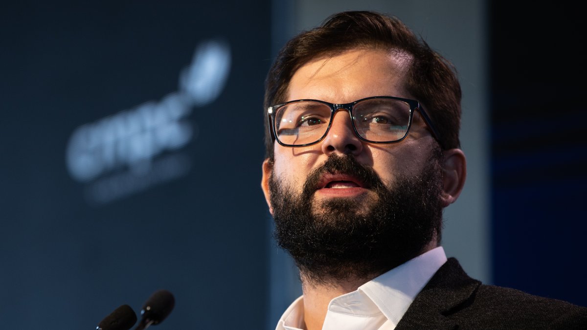 Fotografía de archivo en la que se registró al presidente de Chile, Gabriel Boric, en Santiago de Chile. EFE/