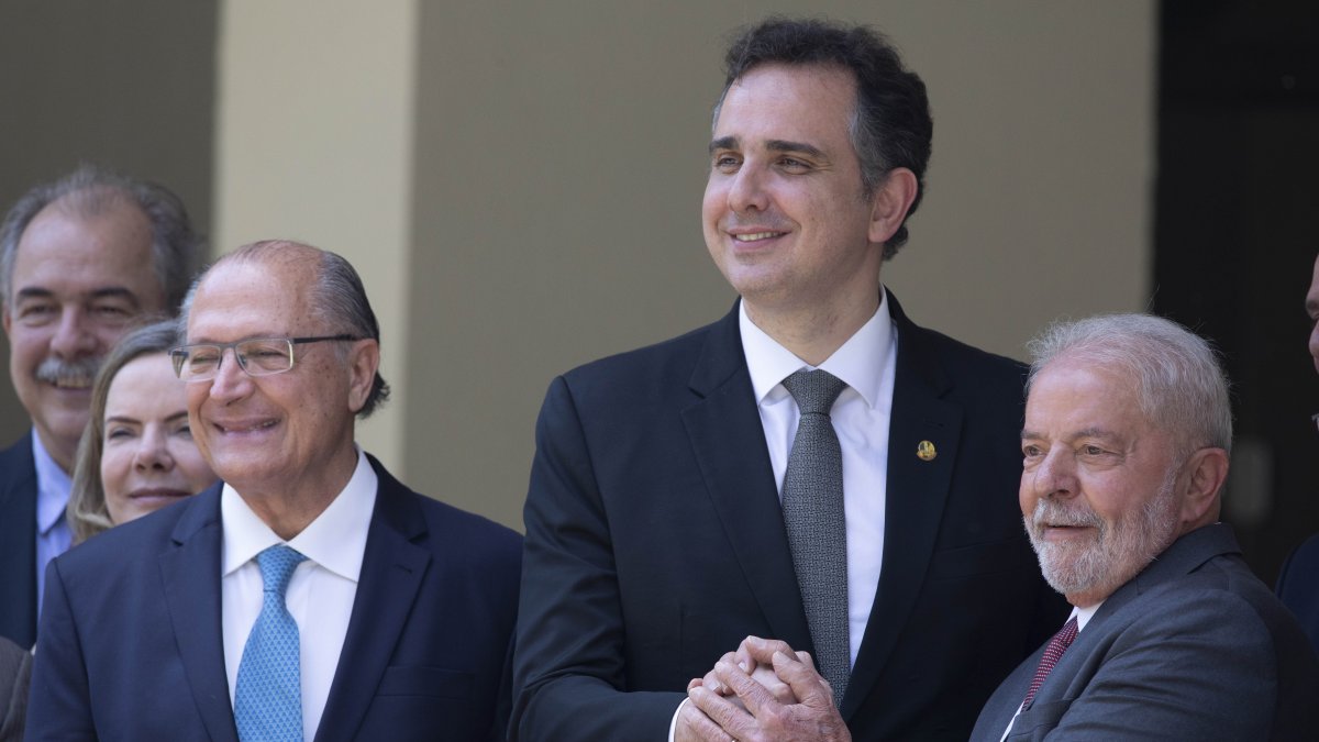 El presidente del Senado, Rodrigo Pacheco (c), recibe al presidente electo de Brasil, Luiz Inacio Lula da Silva (d), y al vicepresidente, Geraldo Alckmim (i),  en Brasilia (Brasil)./Joédson Alves