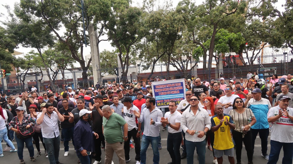Protesta. El 9 de noviembre se congregaron los dueños de bares y discotecas afuera de la Gobernación del Guayas, para pedir la eliminación del toque de queda.