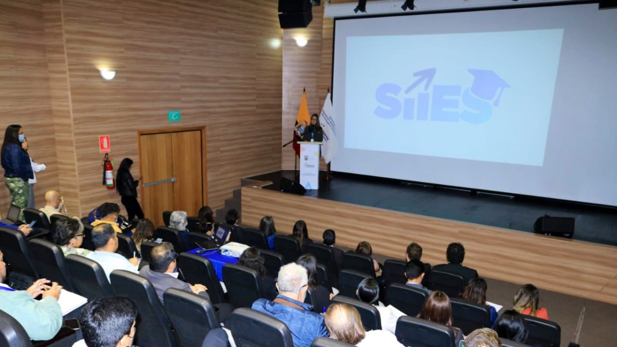 Las autoridades de las instituciones educativas y los entes rectores de la educación superior asistieron a la presentación del SIEES en Quito, este 9 de noviembre