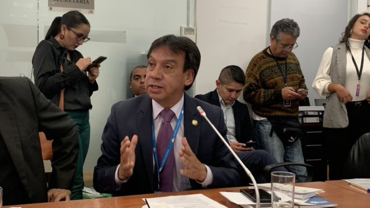 El voto dirimente de Fernando Villavicencio permitió aprobar la moción de Pedro Velasco.