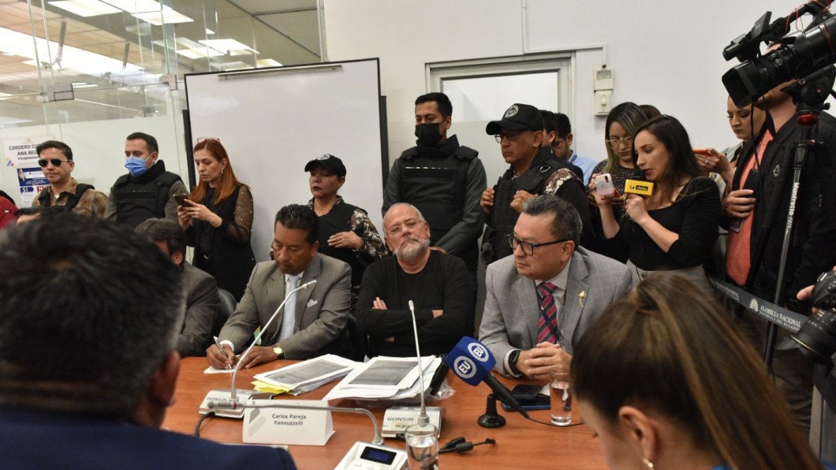 Comparecencia. El correísmo lo llenó de insultos pero no pudo evitar que el exgerente de Petroecuador presentara sus documentos.