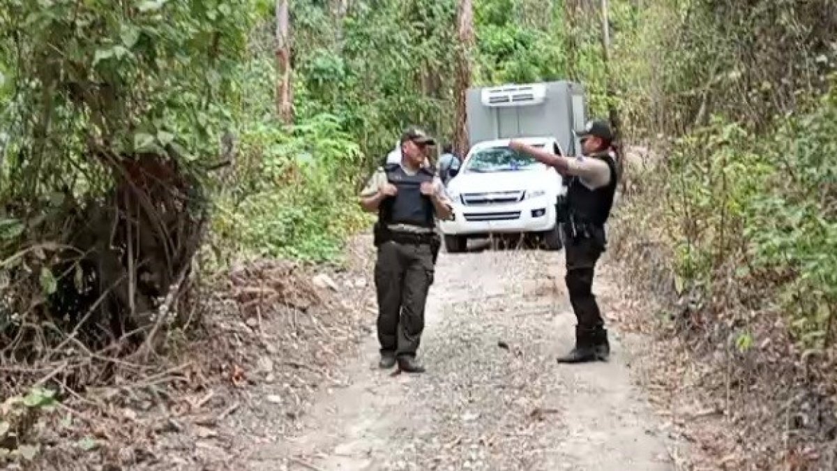 San Lorenzo. Policías llegan a recoger el cuerpo de Ángela Quiñónez.