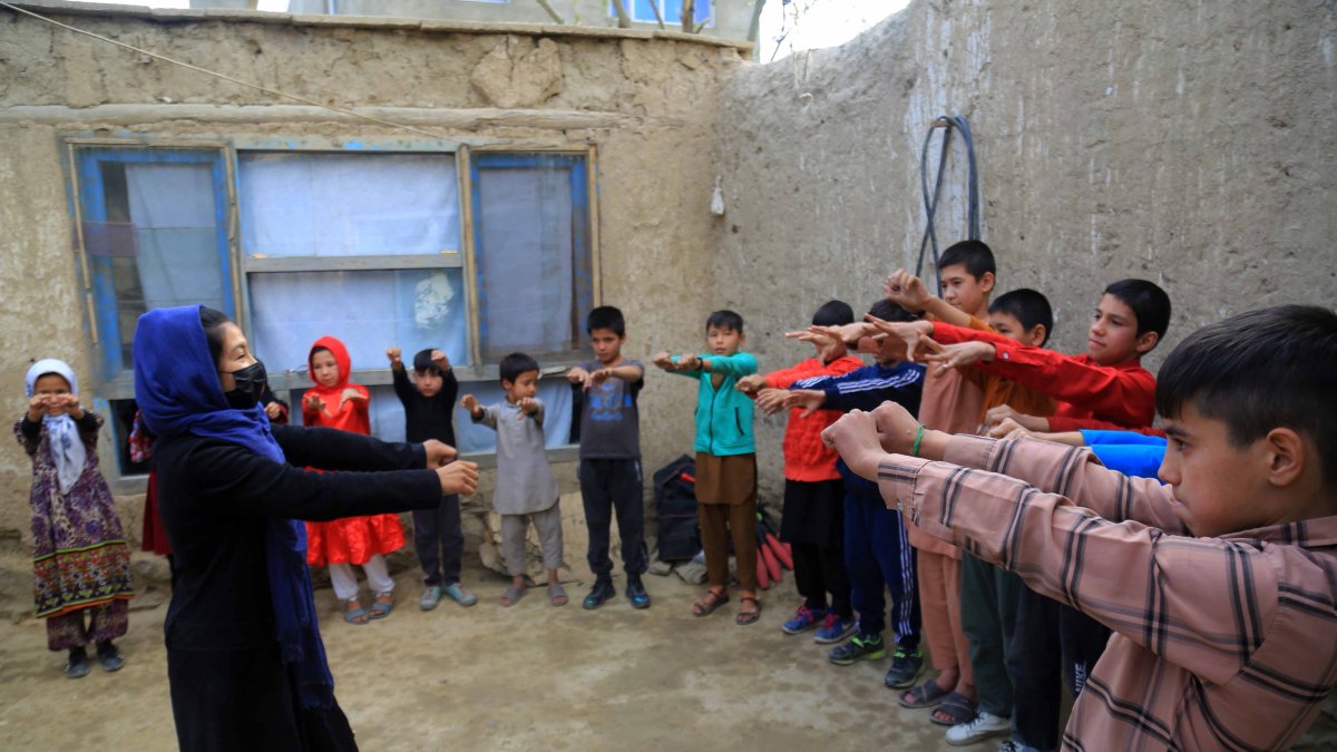 Labor. A falta de escuelas, las hermanas adolescentes afganas Najma y Bahara decidieron entrenar a otros niños en arte del circo.