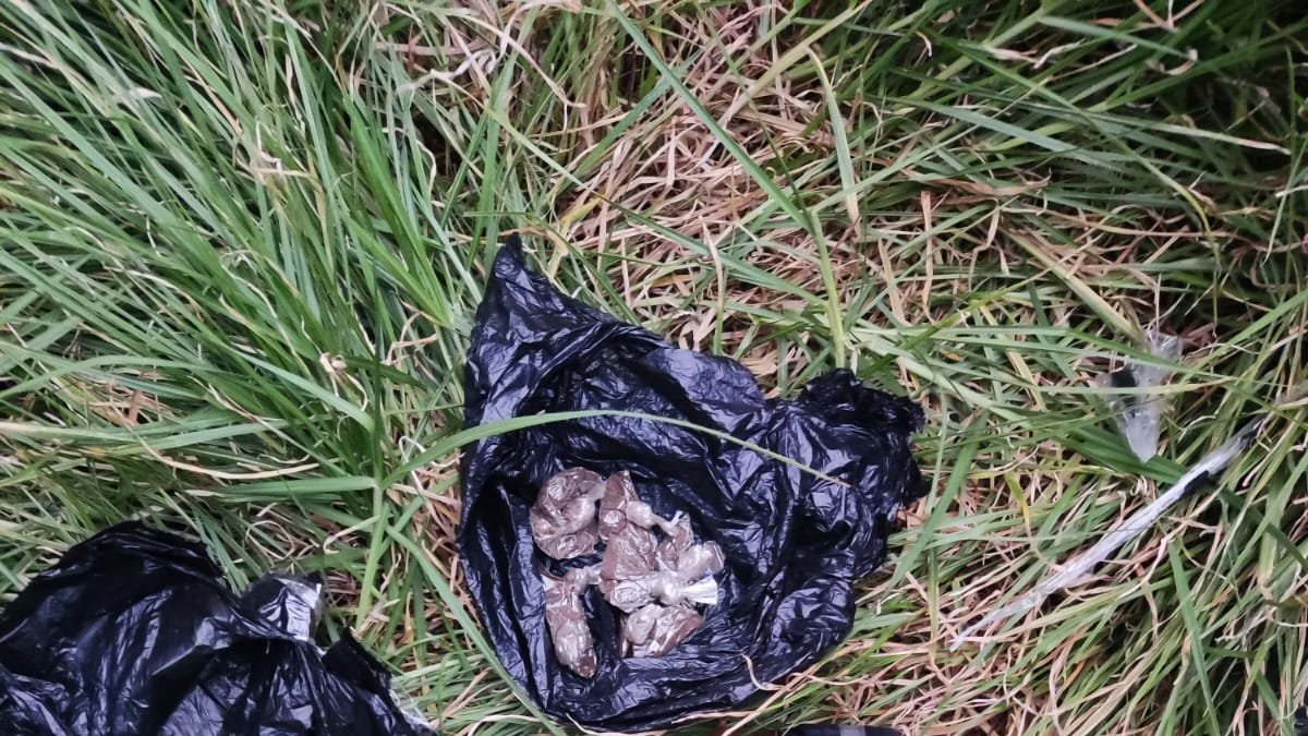 Evidencias. En los exteriores de la cárcel de Cotopaxi se encontraron armas blancas.