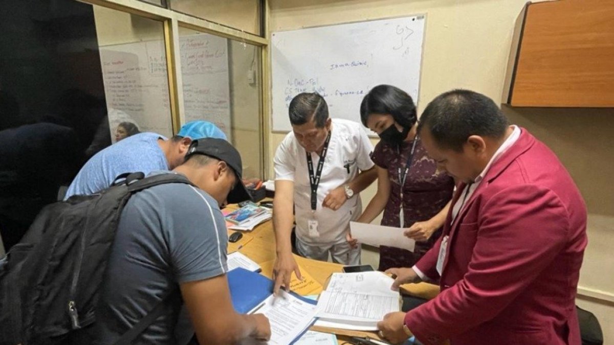 Investigadores y funcionarios del IESS en una de las áreas del Hospital Teodoro Maldonado Carbo, del IESS, en el sur de Guayaquil.