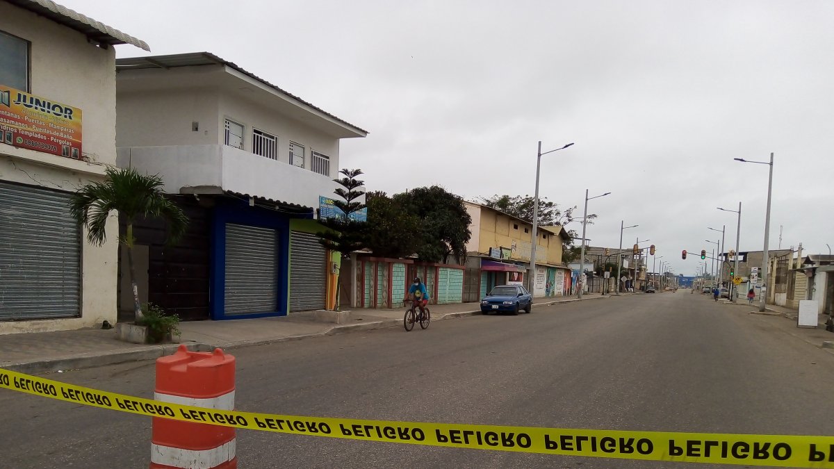 Algunas vías aledañas a los colegios permanecen cerradas, por precaución.