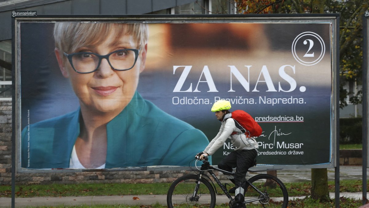 Póster de la candidata presidencial eslovena Natasa Pirc Musar.