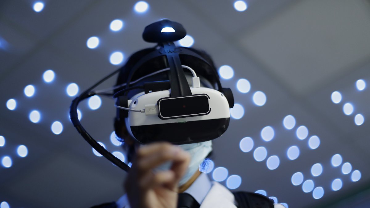 Estudiantes de la facultad de medicina de la Universidad de El Salvador prueban el nuevo laboratorio de realidad virtual denominado Minerva VR LAB, en San Salvador (El Salvador).