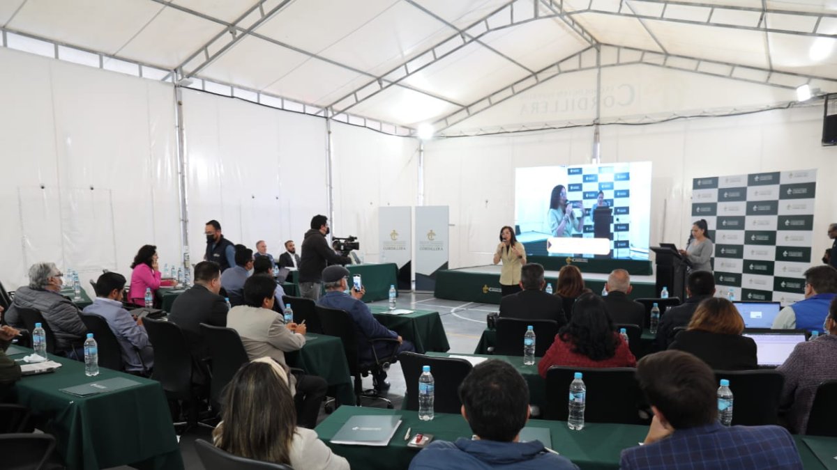 El CACES desarrolla en los Institutos Técnicos y Tecnológicos talleres de capacitación para que aquellos que obtengan la condición de Institutos Superiores Universitarios (ISU) ofrezcan posgrados.