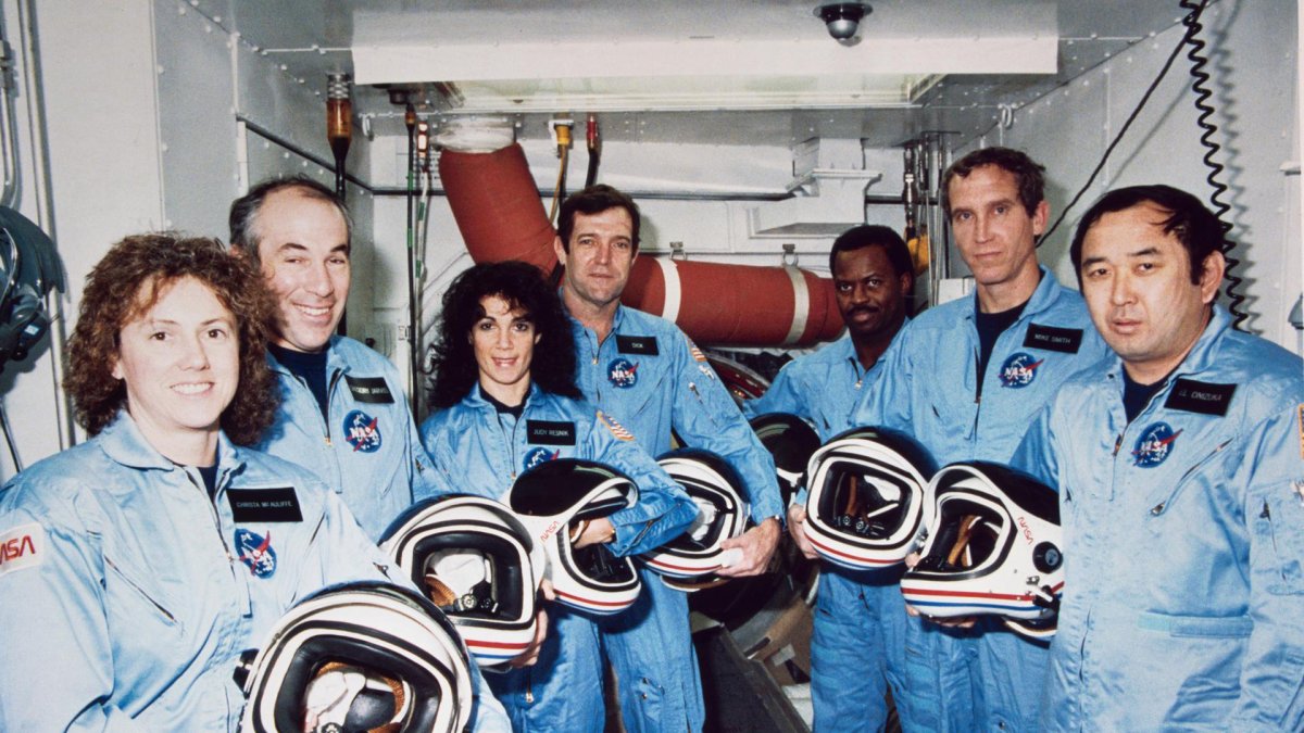Fotografía de archivo fechada el 9 de enero de 1986 y cedida por la NASA donde aparecen los miembros de la tripulación del STS-51L mientras posan para fotografías durante un descanso en el entrenamiento de cuenta regresiva en la Sala Blanca del Complejo de Lanzamiento 39B en el Centro Espacial Kennedy de la NASA en Florida (Estados Unidos).