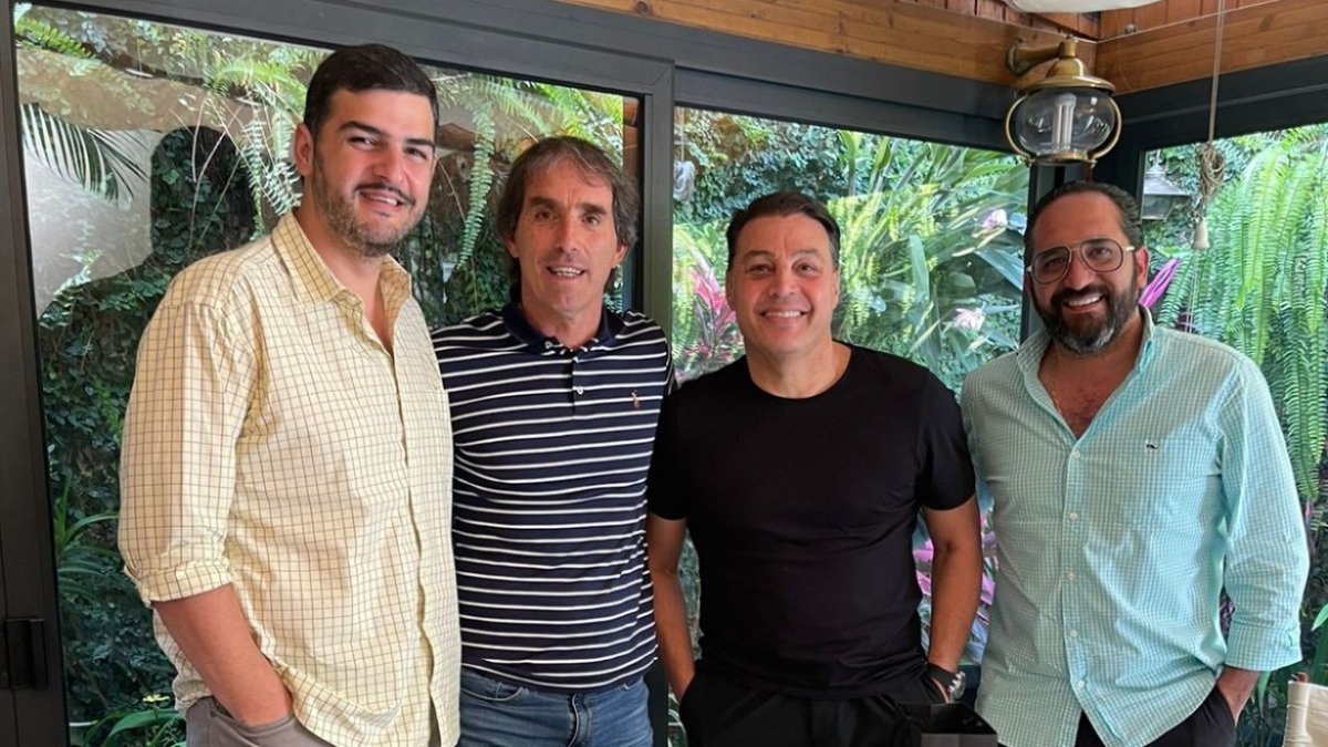 Guillermo Almada con sus ex directivos: Aquiles Álvarez, Carlos Alfaro Moreno y Javier Salem