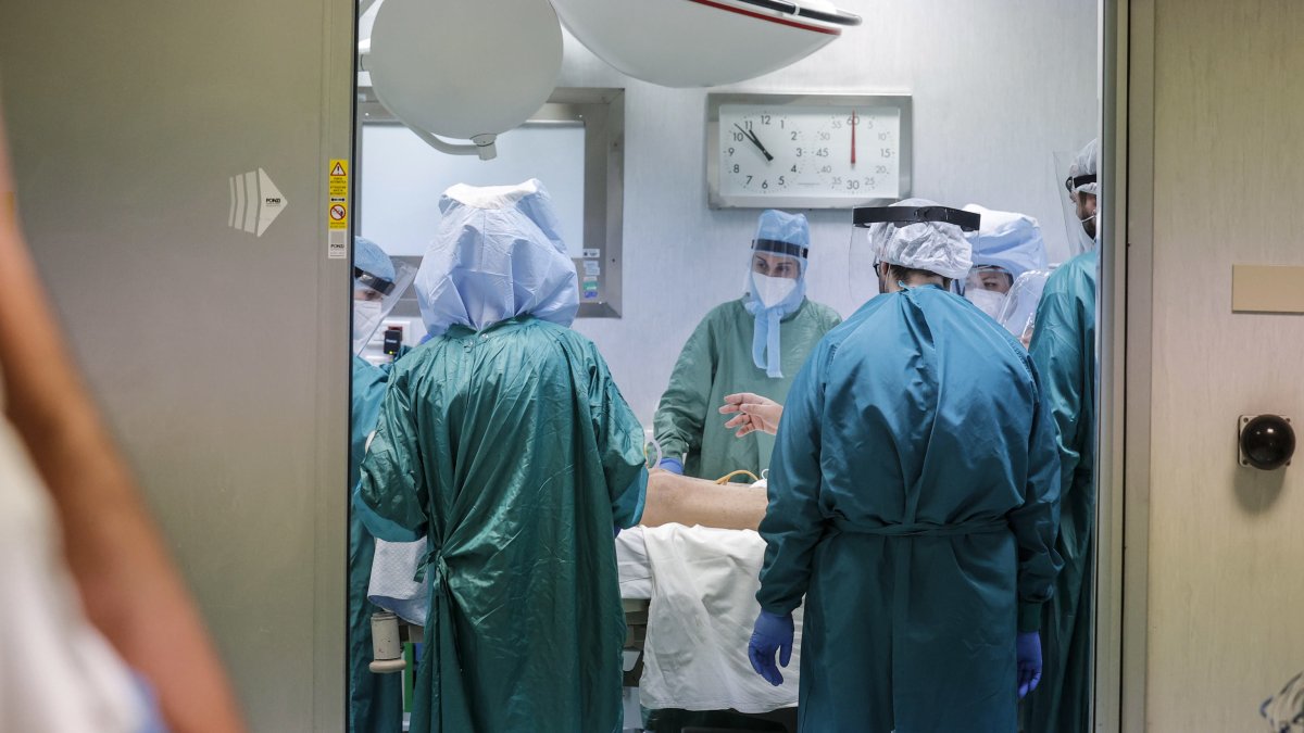 En la imagen de archivo, sanitarios en una Unidad de Cuidados Intensivos habilitada para paciemntes de covid de Roma.