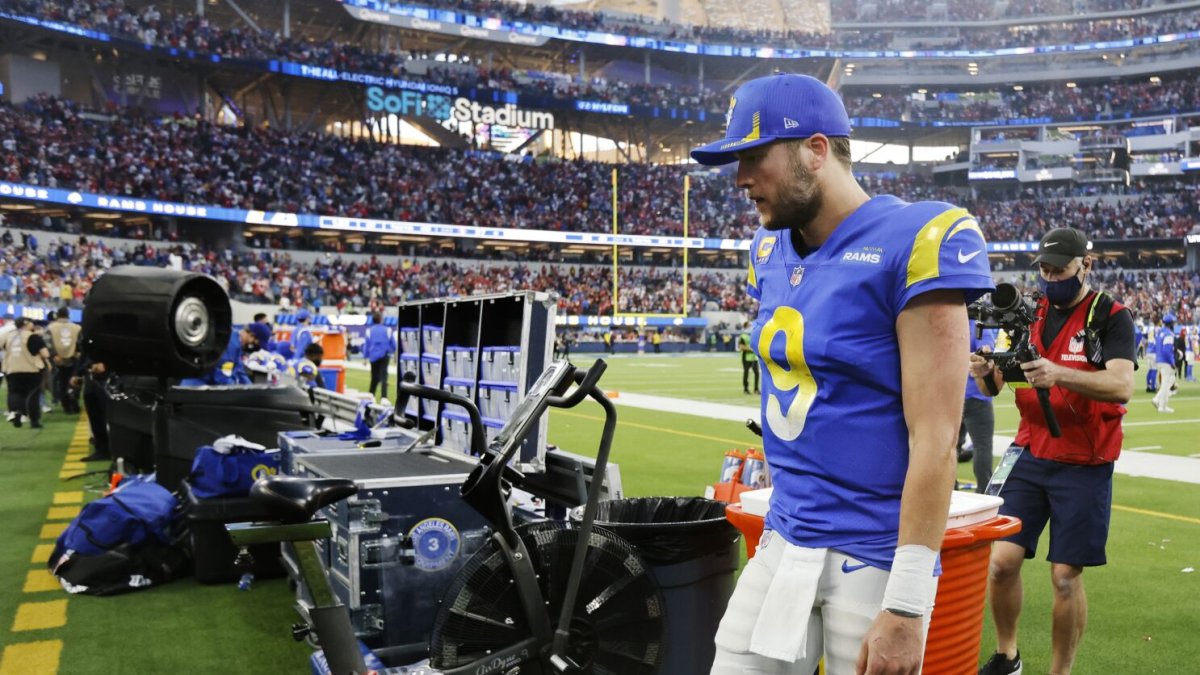 Matthew Stafford, de los Rams, está en observación por un golpe.