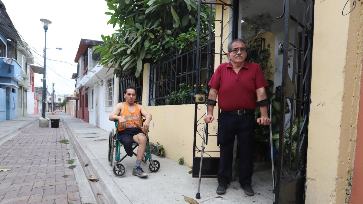 Miguel Cuesta, al fondo, espera una prótesis desde hace más de un año. Su hermano, Luis Vizuete, lo ayuda en los trámites.