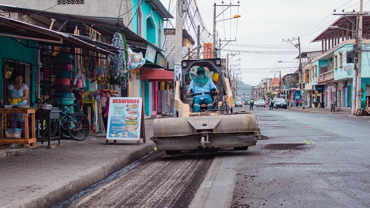 Los trabajos iniciaron con el fresado de la calle Samuel Cisneros, en el centro del cantón.