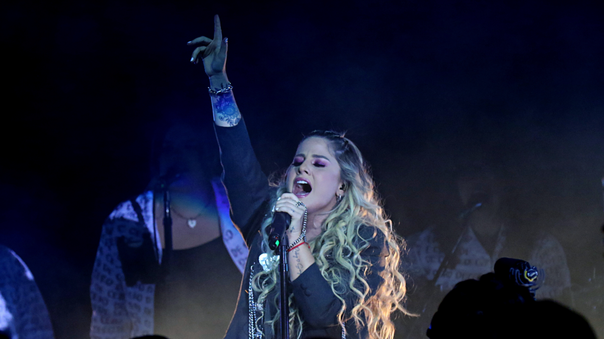 Nikki durante su concierto.