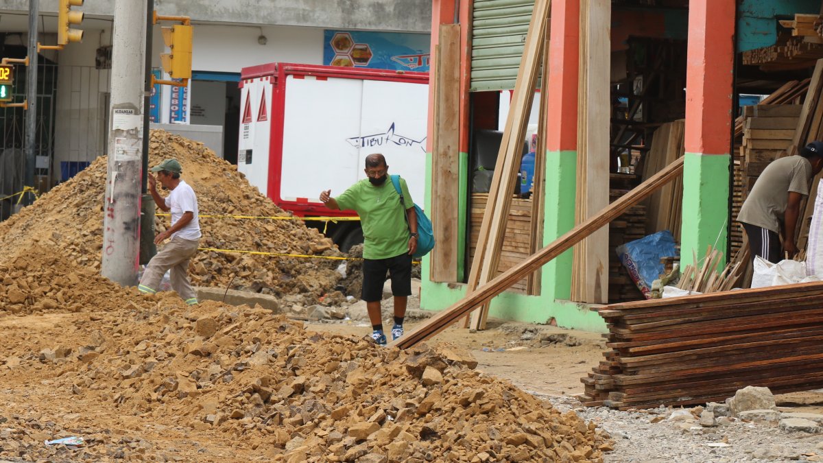 Escenario. Los ciudadanos deben esquivar los desechos de las obras.