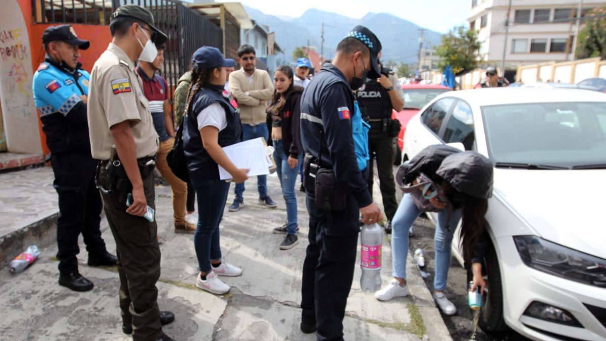 Operativo. En octubre los funcionarios de la Agencia Metropolitana de Control recorrieron la avenida 12 de octubre.