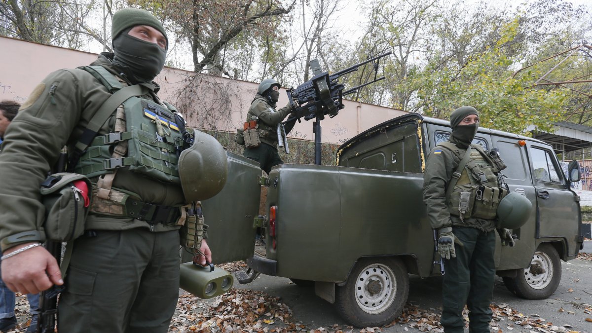 Soldados de la Guardia Nacional de Ucrania operan con una ametralladora antiaérea casera en Mykolaiv, Ucrania, el 09 de noviembre de 2022.