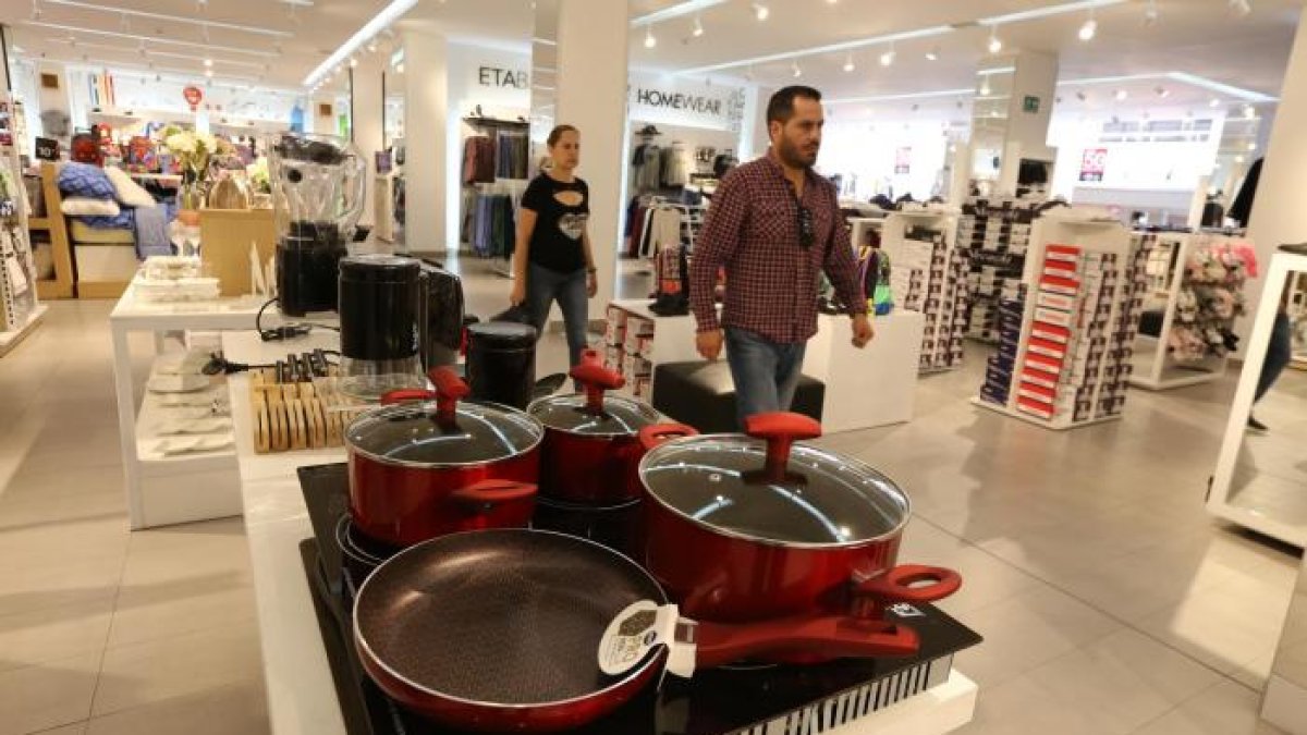 Las casas comerciales cada vez ofrecen más crédito a sus clientes.