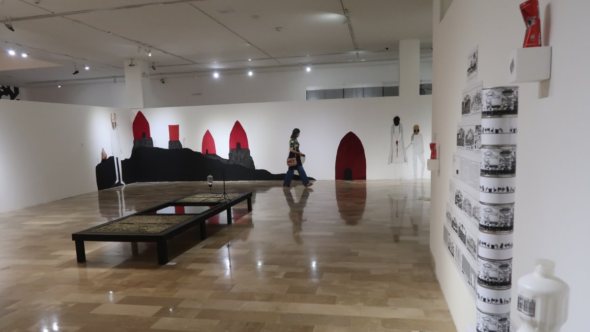 Obra. Una visitante recorre -al fondo- la propuesta de Melania Lynch (Chile).