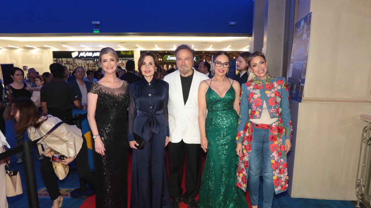 El actor con Daniela Creamer, Gloria Gallardo, Ornella Muti y Susana González.