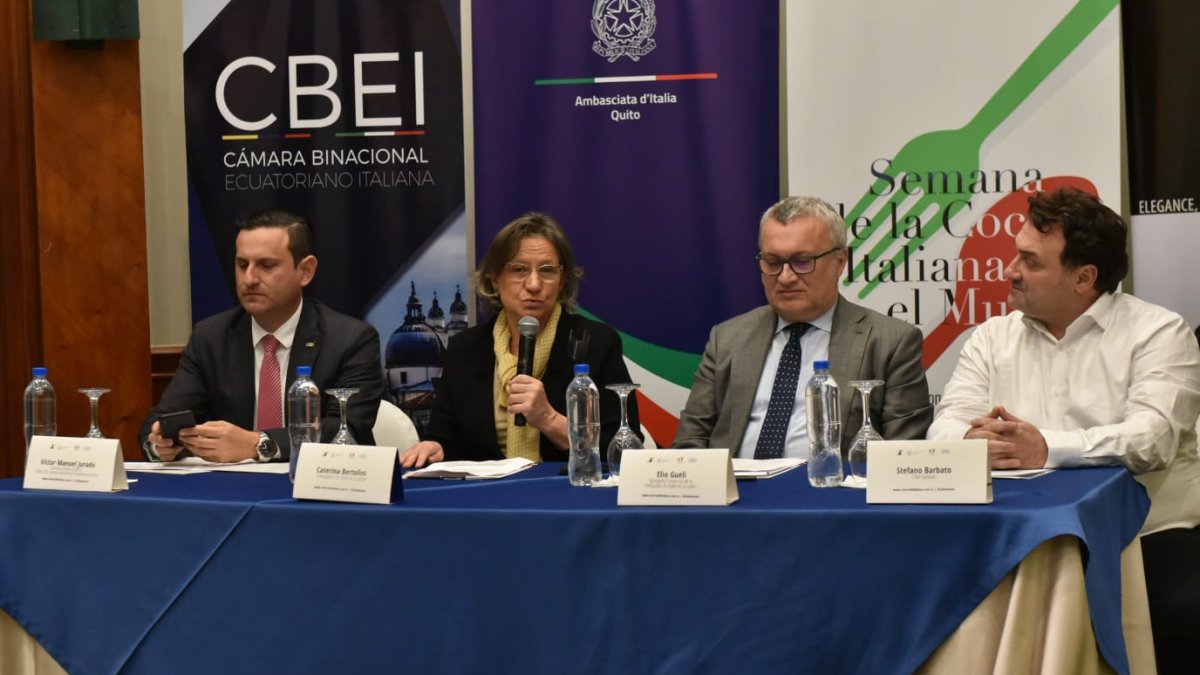 Caterina Bertolini (c), embajadora de Italia en Ecuador, en rueda prensa este jueves 10 de noviembre.