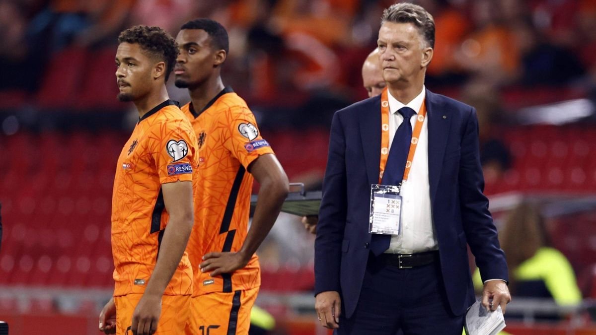 Louis Van Gaal (d) ha combinado un equipo con jugadores experimentados y varios jóvenes.