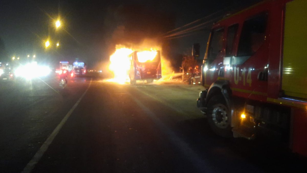 Bomberos acudieron al lugar para asistir la emergencia.