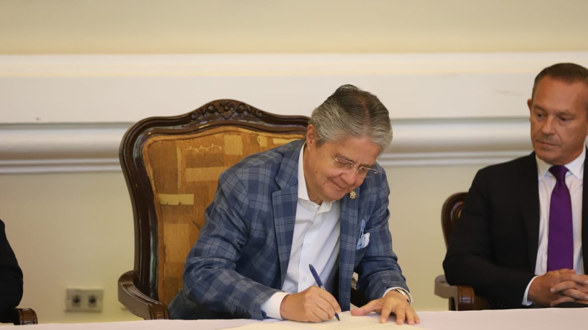 Lasso durante el evento en el que envió la nueva Ley a registro oficial.