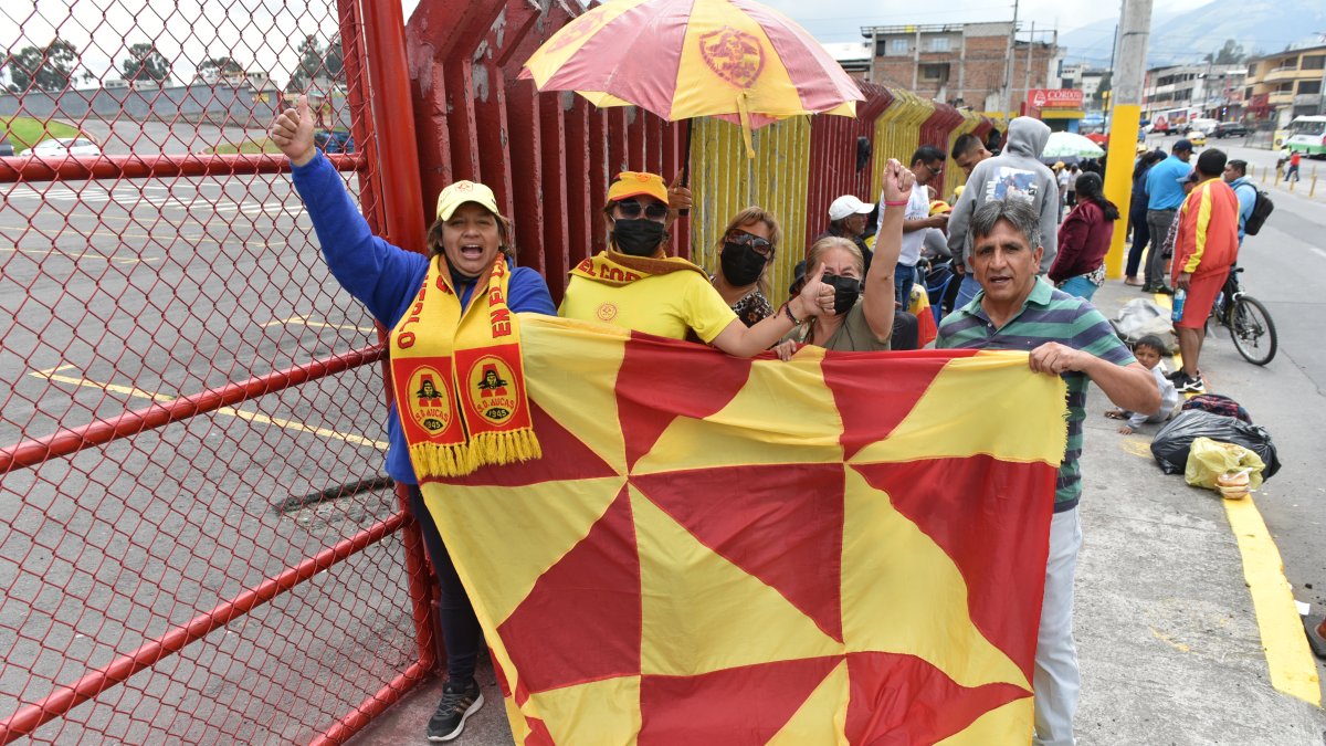 Los aficionados ya hacen fila en las afueras del estadio Gonzalo Pozo Ripalda para comprar las entradas para la gran final