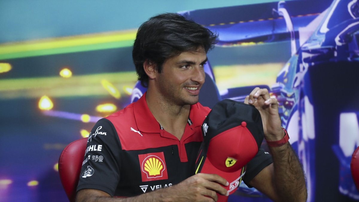Carlos Sainz, de la escudería Ferrari, dio sus impresiones sobre la temporada antes del Gran Premio de Brasil.