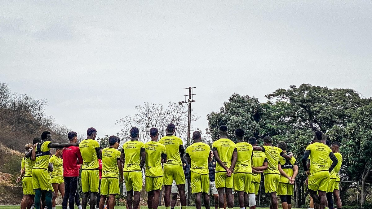 Barcelona cerró sus entrenamientos de este viernes con una charla general