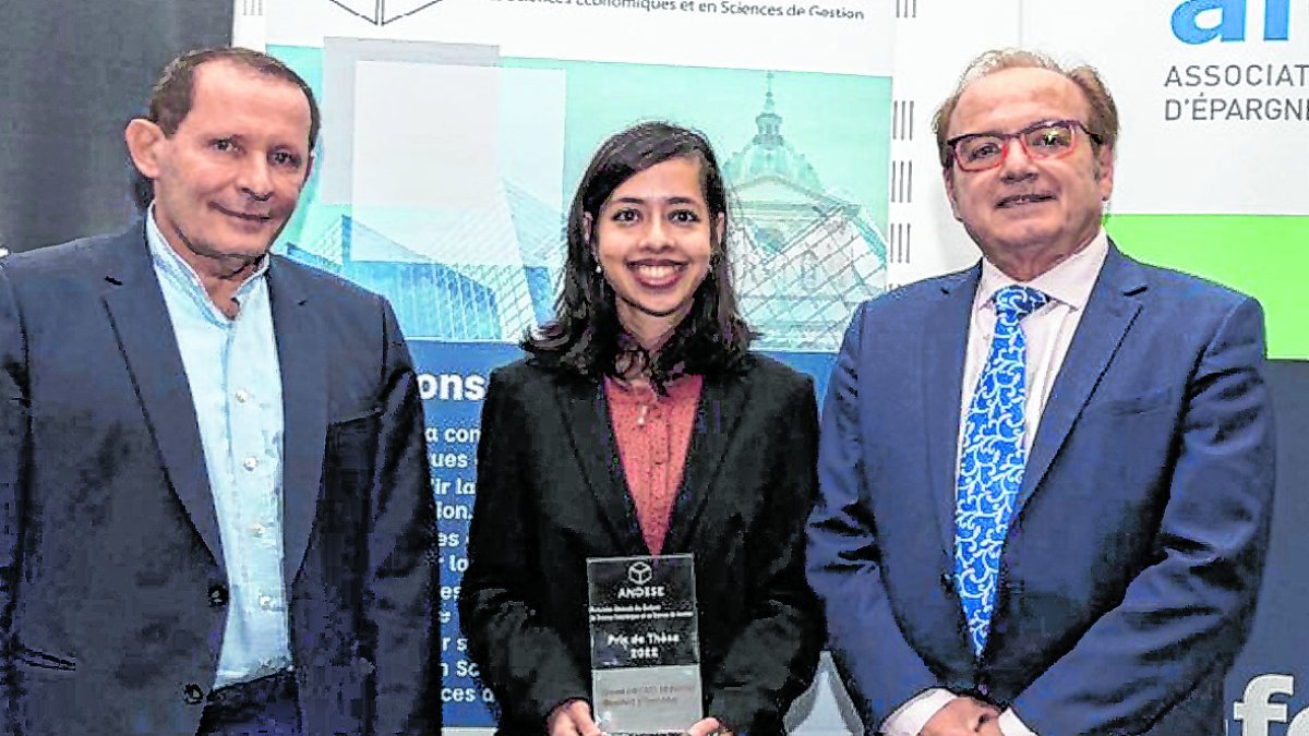 Galardón. Diana, junto a los directivos de Andese, muestra el premio que recibió por la mejor tesis doctoral.