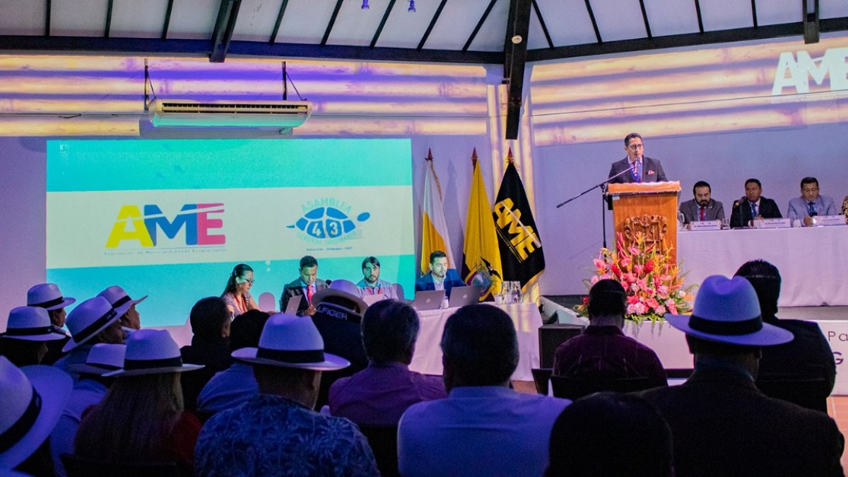 Los alcaldes se reunieron en Galápagos y expusieron varias problemáticas.