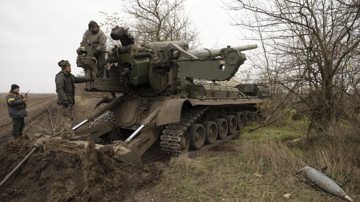 Soldados ucranianos se observan en la zona de Jersón, liberada por los ucranianos . EFE/
